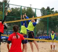排球预选赛掀起高潮，剑门巨龙队读秒扳平蓬莱迅豹队，高压逼抢奏功——目标直指冠军
